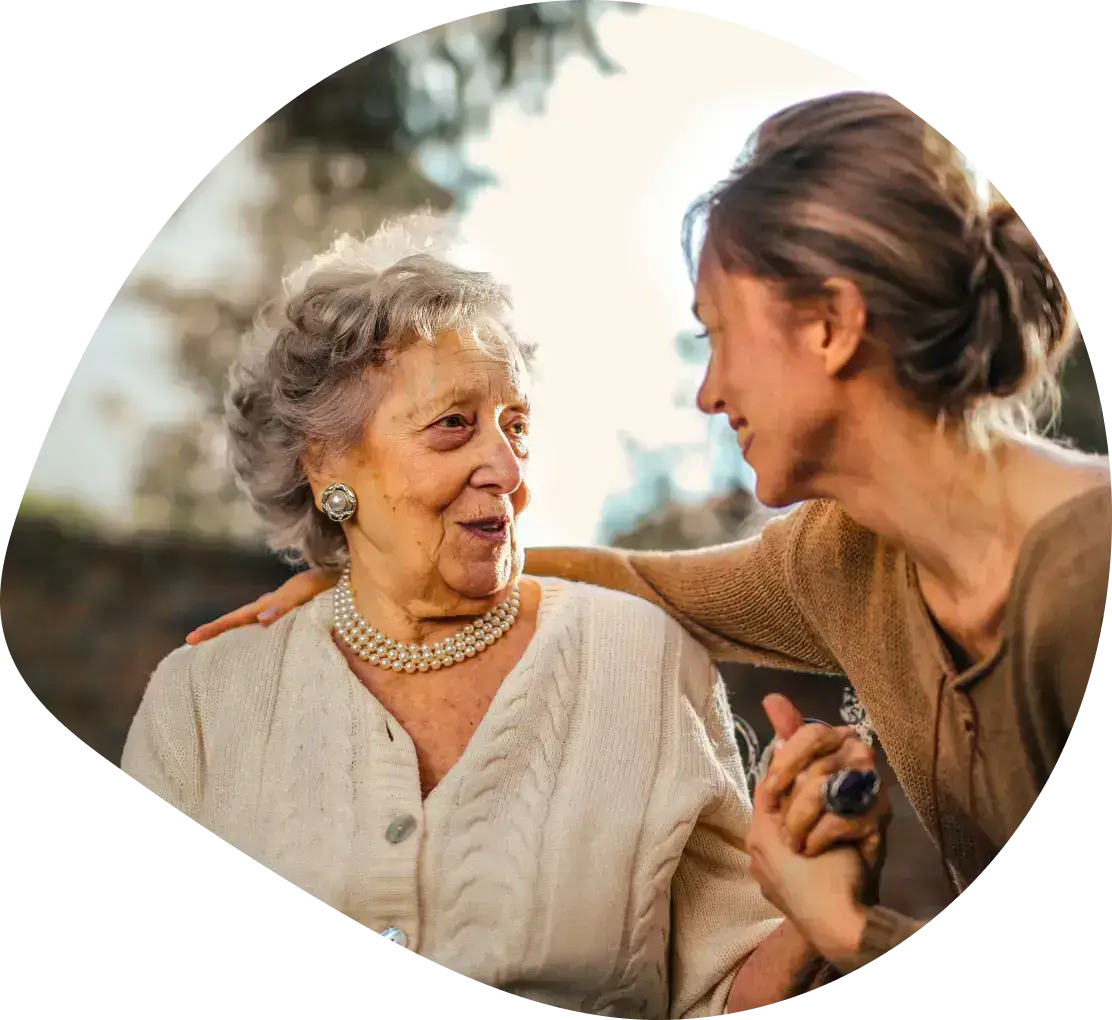 Mujer anciana y mujer adulta charlando amenamente